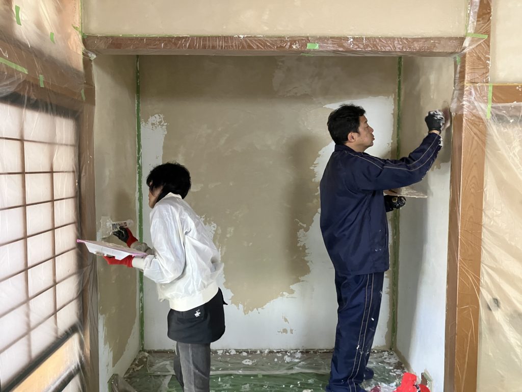 壁に漆喰を塗る