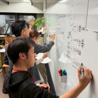 仮説を立てるワークの様子　チーム考える